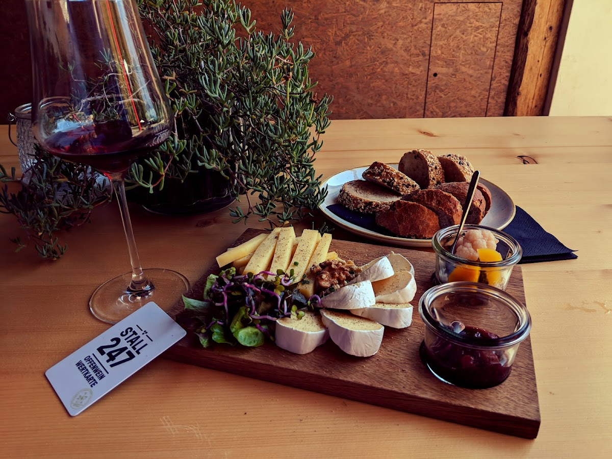 Stall 247 - Weinkost & Feinkost Im Einstigen Kuhstall-8